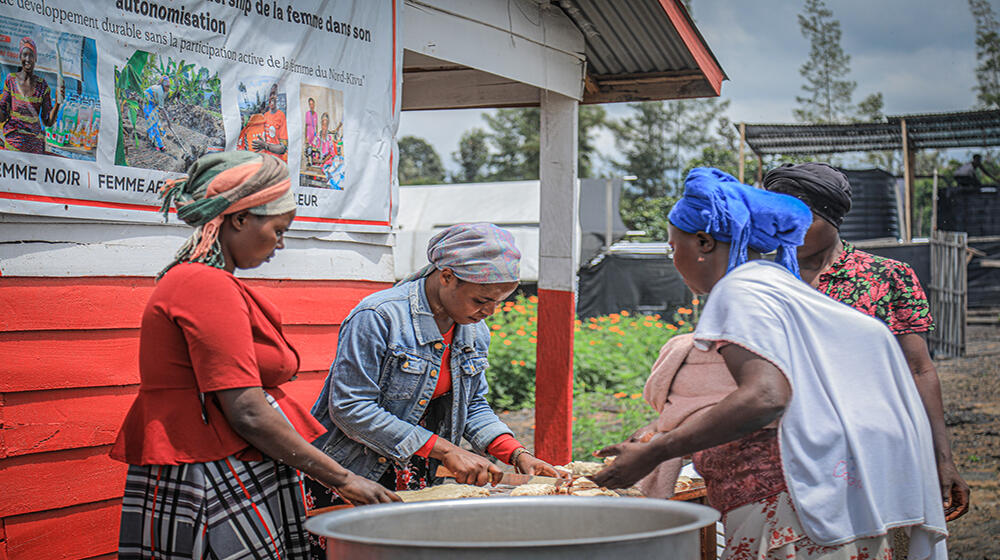 Seraya (nom d’emprunt), lors d’une formation et apprentissage en pâtisserie à l’espace sûr de Rusayo