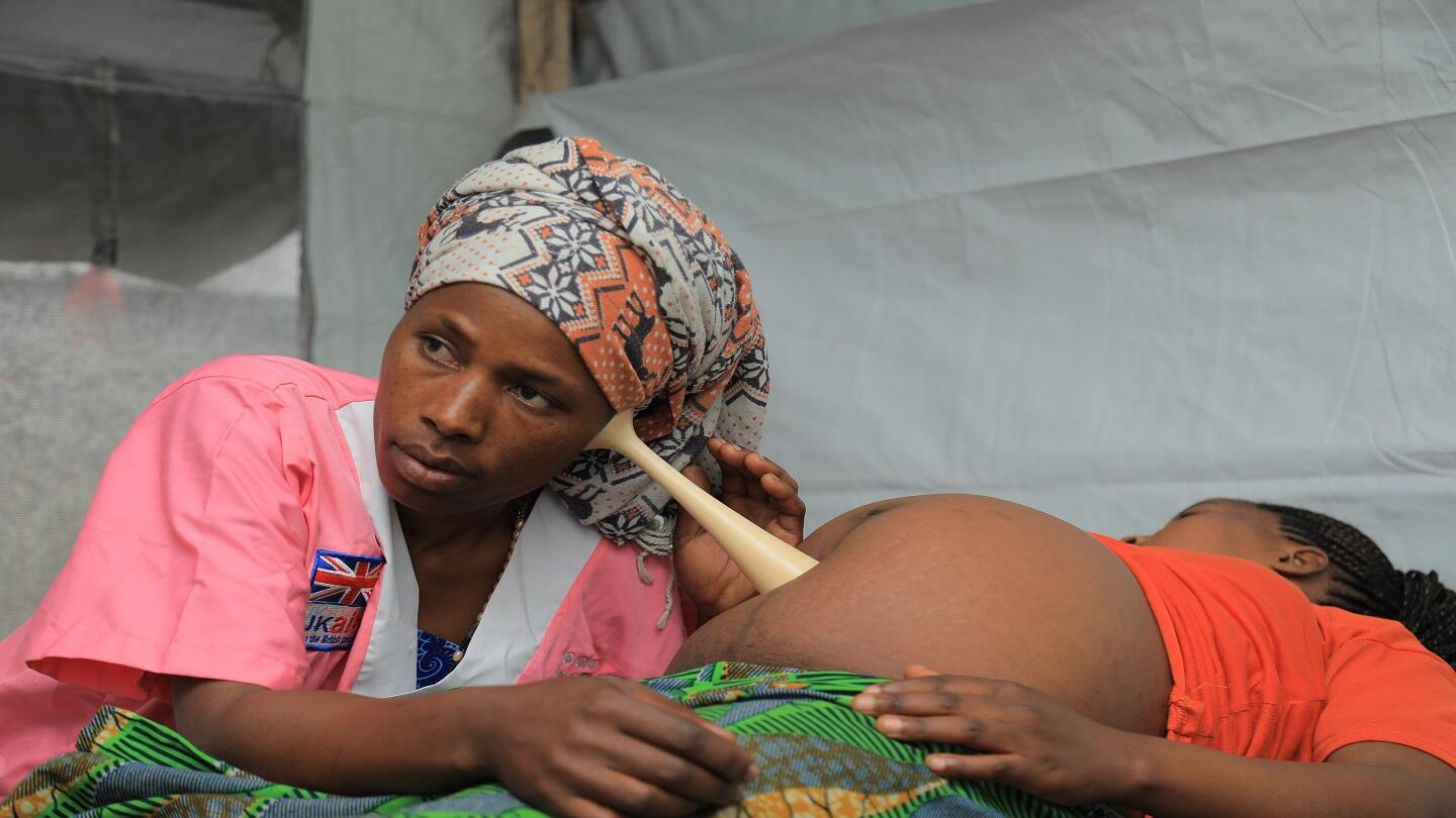 La sage-femme Sifa Ndeze de UNFPA, surveille le rythme cardiaque d’un bébé dans le site de déplacés de Bulengo