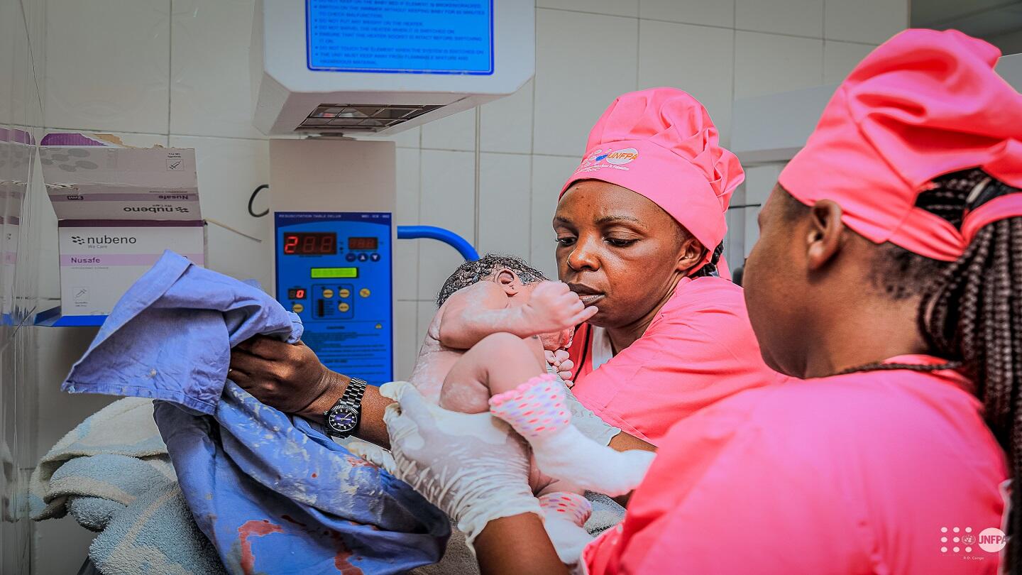 À l’hôpital de Kyeshero, à Goma, une équipe de sages-femmes, soutenue par UNFPA, prodigue les premiers soins à un nouveau-né