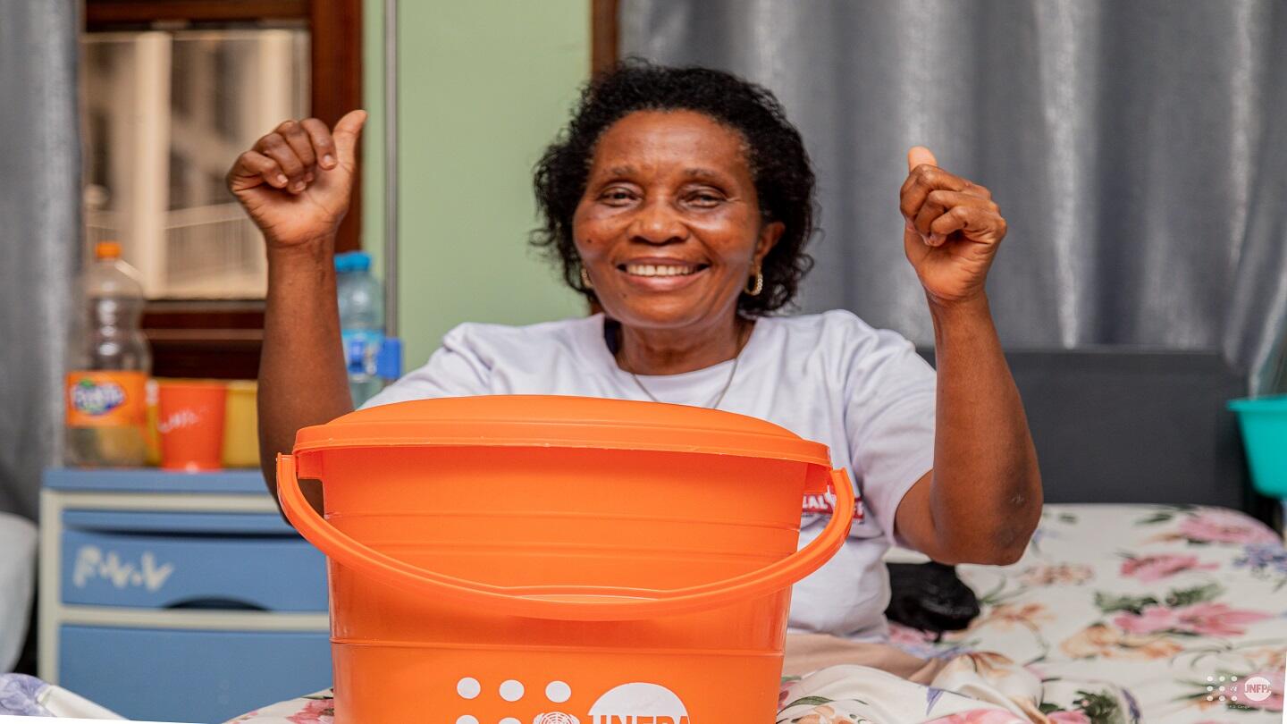 Charlotte Sibwanomi, 56 ans, affiche un sourire lumineux après avoir été opérée gratuitement de la fistule obstétricale à l’hôpital HEAL Africa de Goma
