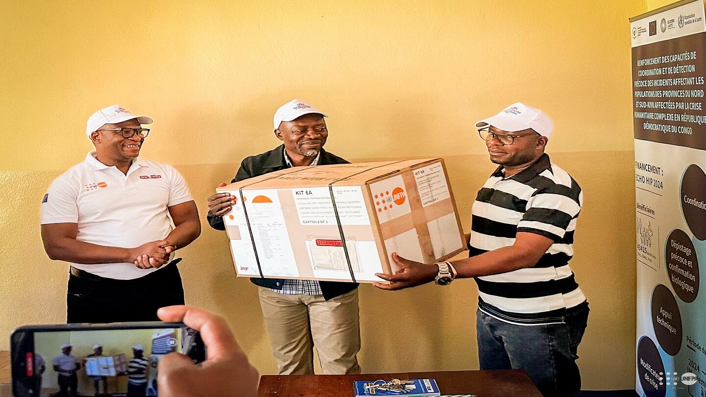 Remise officielle de kits de santé reproductive aux autorités sanitaires locales à Minova dans le cadre du projet financé par le CERF