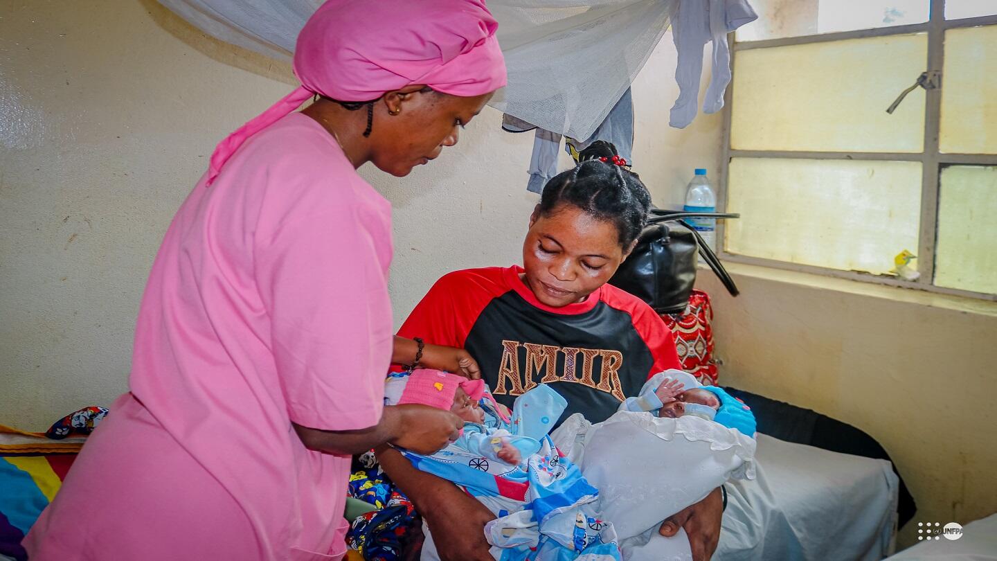 Sifa Selemani heureuse avec ses jumeaux à la matérnité