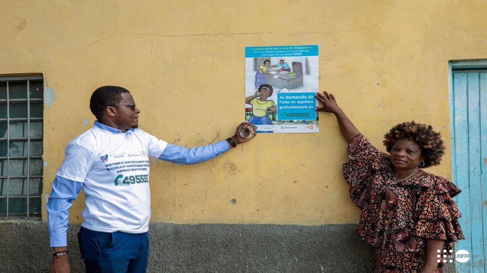 Mme Mokala Thecle, déléguée de la Province Educationnelle Tshangu lance l'affichage à l'école primaire Mont Amba 1