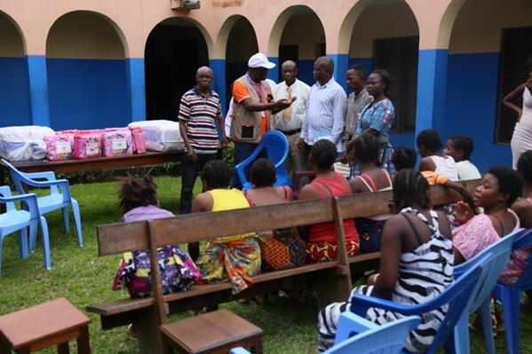 UNFPA remet des Kits de dignité et des produits de santé de la reproduction aux sinistrés des inondations, au Centre de santé Luyindu à Kinshasa