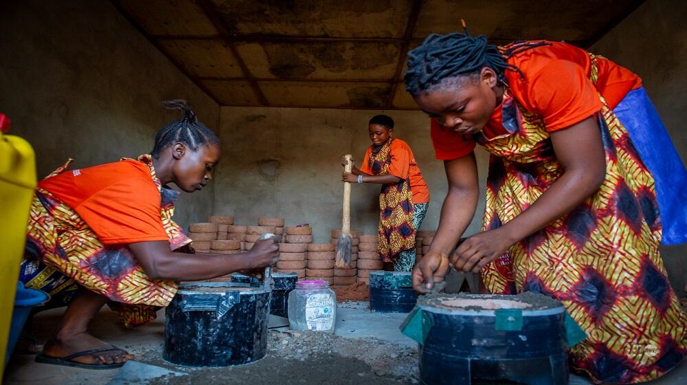 Les filles dans la fabrication des foyers améliorés