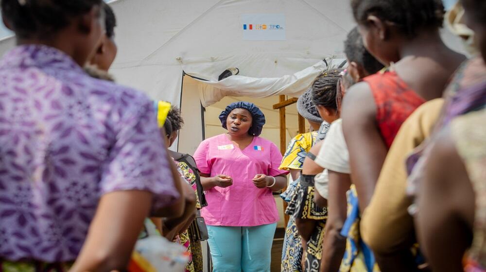 La sage-femme accueillant les femmes enceintes devant la clinique mobile