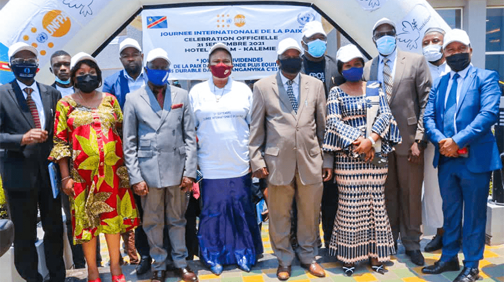 Les officiels et les membres du SNU lors de la célébration de la Journée de la Paix à Kalemie