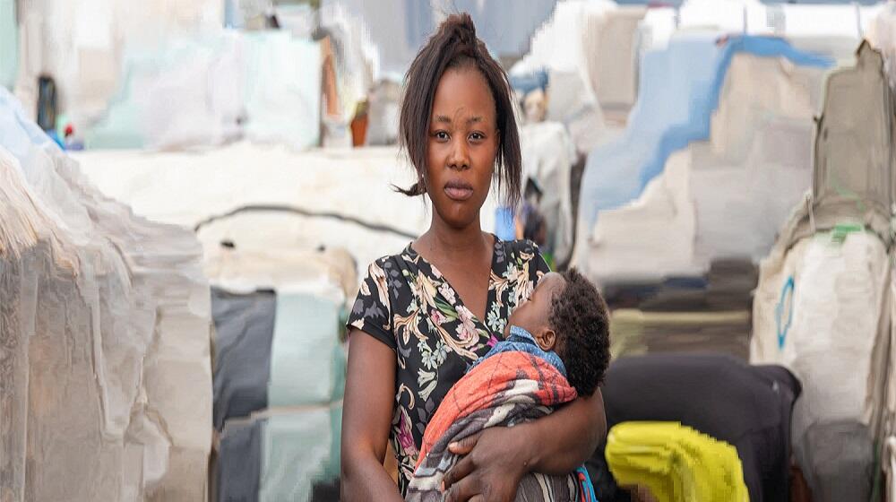 Esther et son enfant sur le site de Lushagala Photo OCHA