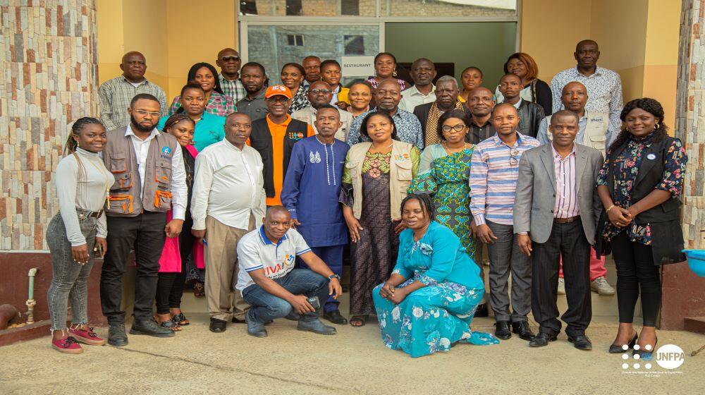 Photo de famille des participants aux ateliers de validation du plan et outils de communication