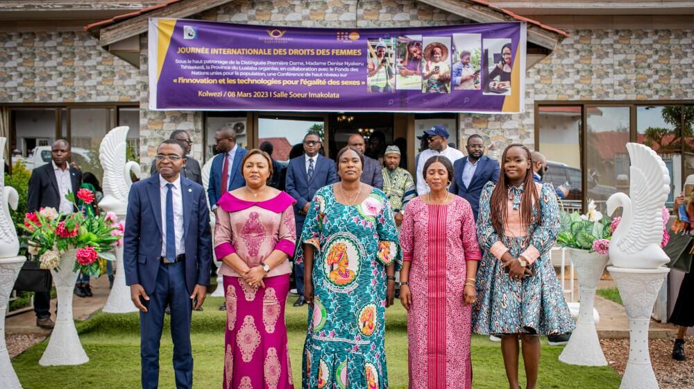 La Première Dame de la RDC entourée de la Gouverneur de province de Lualaba, du Représentant de UNFPA 