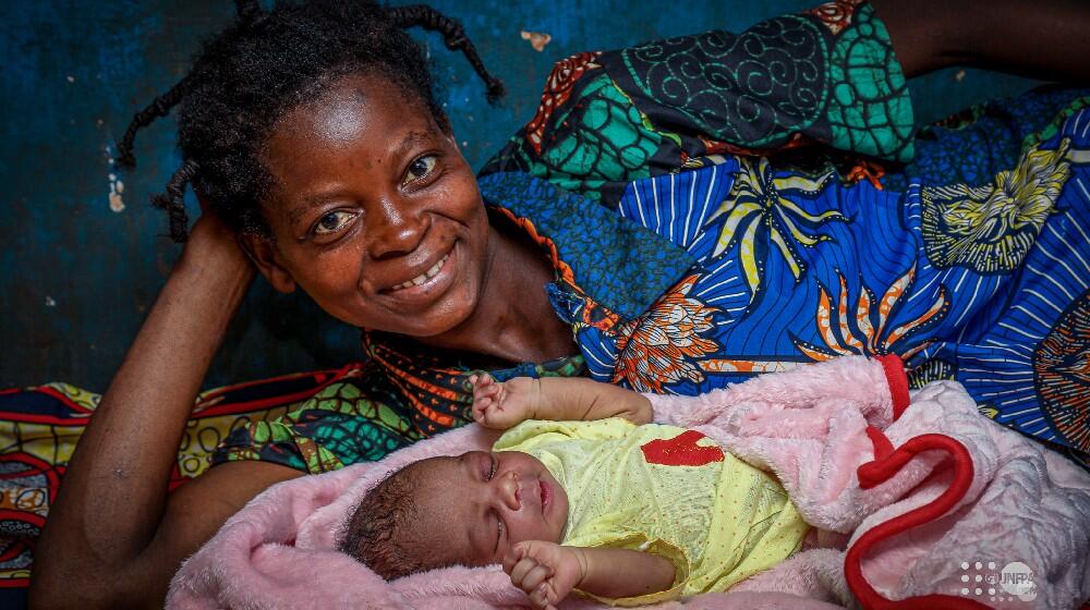 Photo illustrative d'une accouchée et son bébé