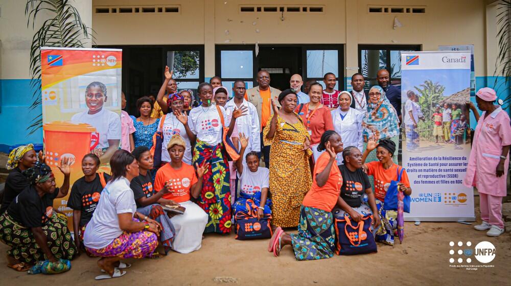 Photo de famille avec Les femmes guéries de la fistule et la délégation Canadienne 