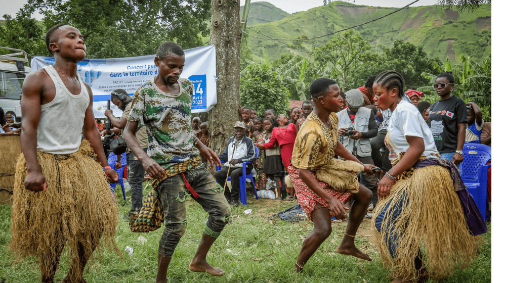 Danse traditionnelle des communautés Hunde, Hutus, Pygmés et  Nyanga pour la paix à Kirotshe au Nord-Kivu