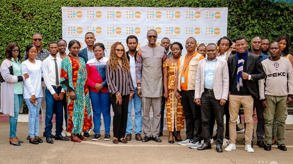 Photo de famille des journalistes et équipe UNFPA participant à la formation organisée à Lubumbashi sur le traitement de l’EAS/H