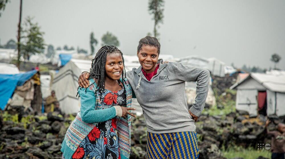 Merveille Baene à gauche et Liliane Faida à droite, des jeunes filles déplacées dans le camp de Bulengo  