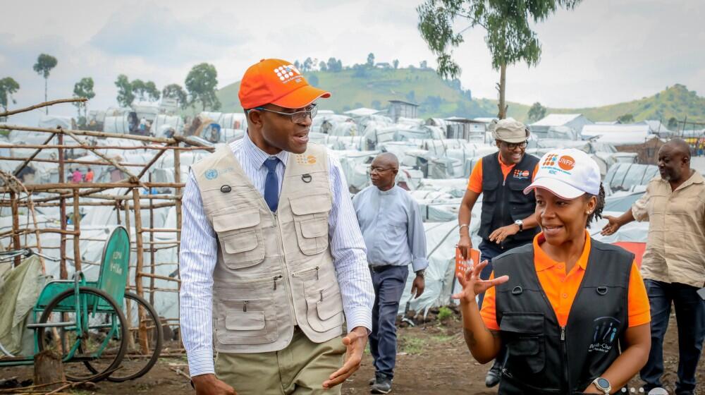 Le représentant pays de UNFPA en RDC Dr Eugene Kongnyuy, en visite des personnes déplacées de Bulengo au Nord-Kivu