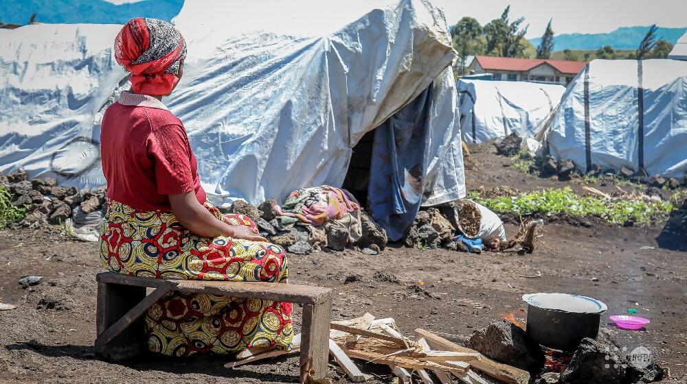 Jeannette Kikanda (nom d’emprunt), devant sa hutte dans le site de déplacés de Bujari au Nord-Kivu