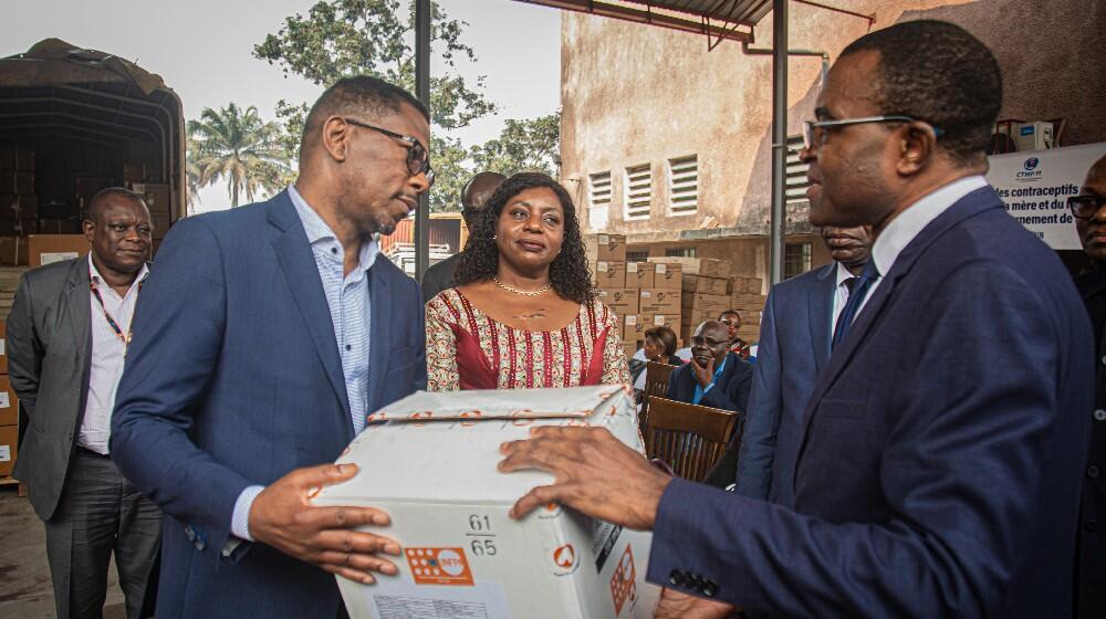 Le Représentant de UNFPA, Dr Eugene Kongnyuy remet symboliquement un carton au Directeur de cabinet du Ministre de la Santé