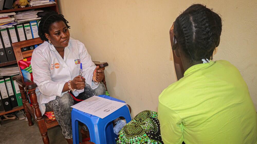 Mme Espérance Karungi, Psychologue à SOFEPADI en pleine consultance