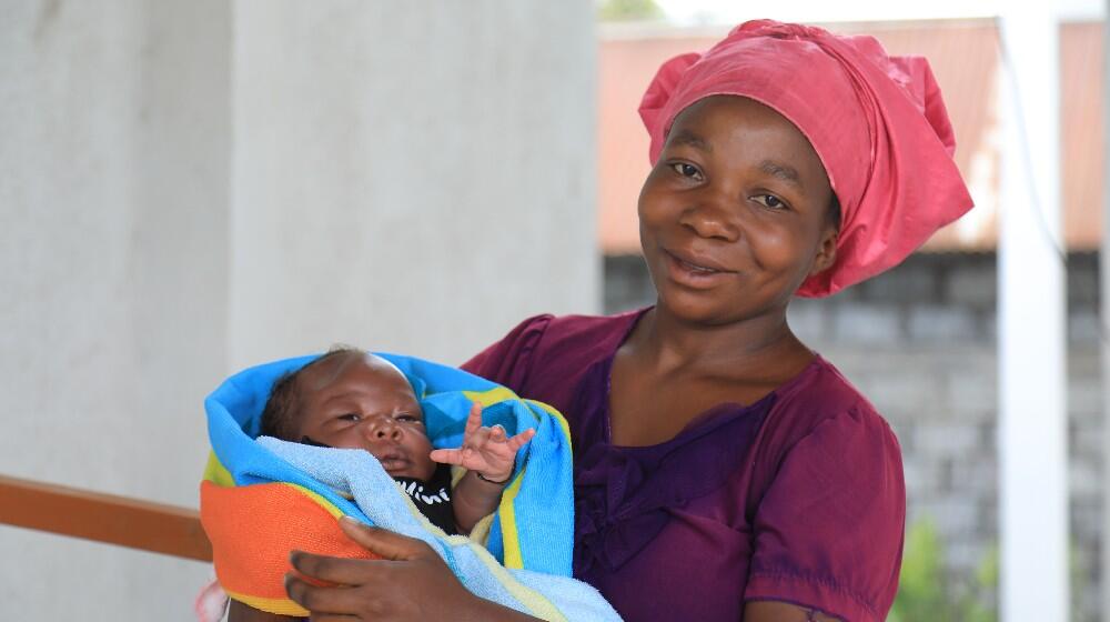 Guérie de la fistule obstétricale, Aline Hamuli porte son bébé en main au sortir de l'hôpital général de Munigi 