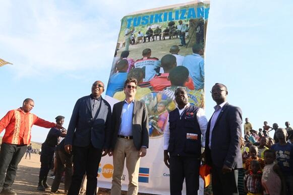 De gauche à droite, Le Gouverneur de la province du Tanganyika, l’ambassadeur du Canada, le Représentant de UNFPA et le premier secrétaire d’ambassade de Suède lors du lancement du projet TUSIKILIZANE