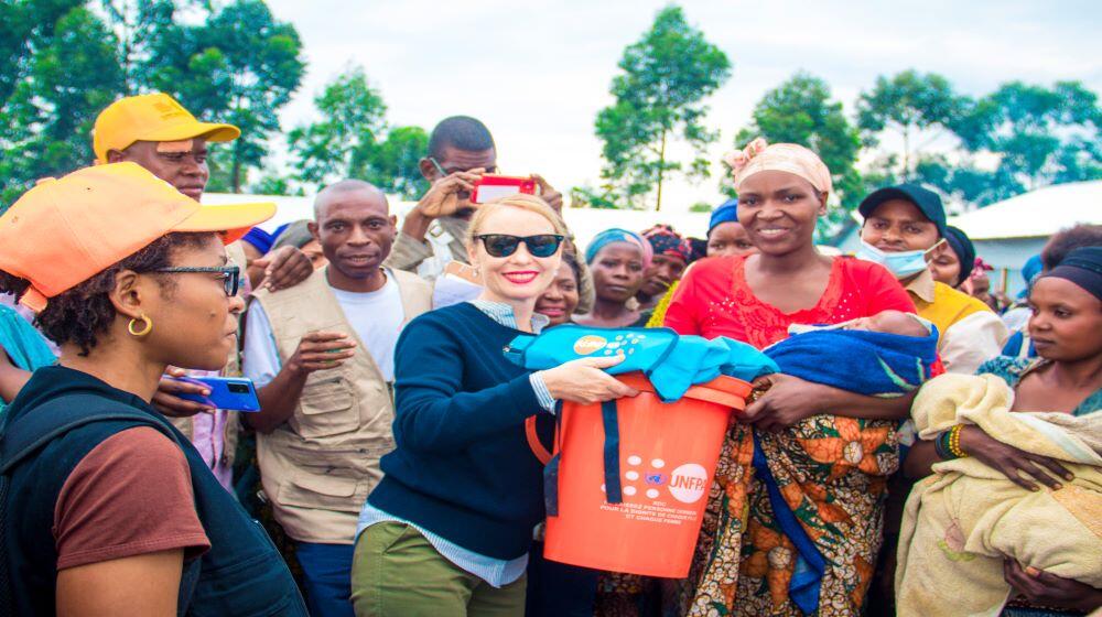 La Coordinatrice Humanitaire Adjointe, Madame Suzanna Tkalec, remet des kits de dignités aux femmes déplacées à Rutshuru