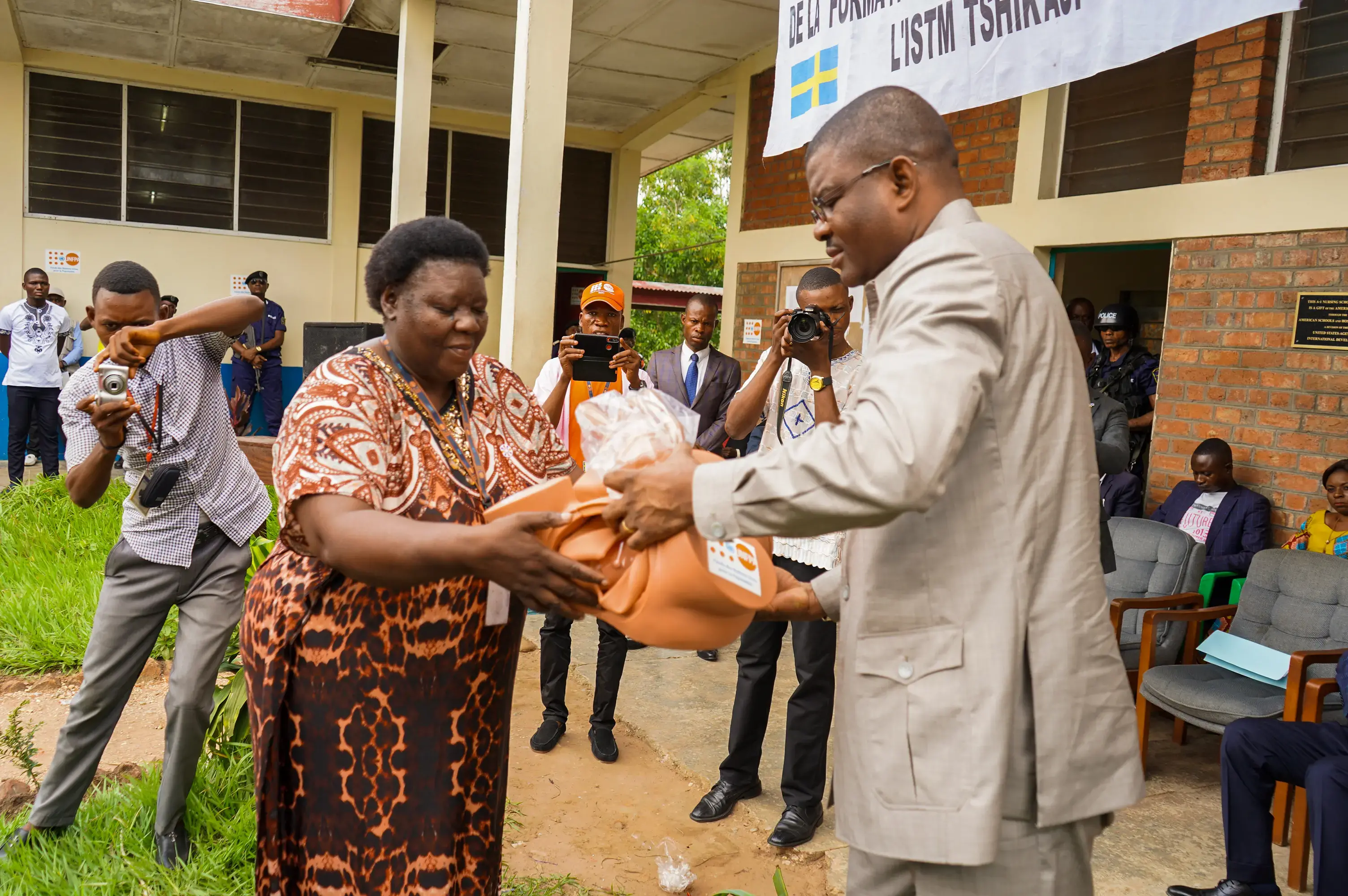 Pour appuyer la formation des sages-femmes dans le grand Kasaï, UNFPA remet des matériels didactiques aux établissements Enseignements supérieurs des techniques médicales.